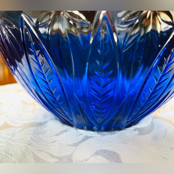 Royal blue cobalt blue glass deep serving bowl 24cm top diameter leaves pattern - Picture 12 of 15
